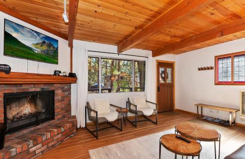 Big Bear Lake Chalet De Esquí | Summit Happy Cabin with HOT TUB! HIGH SPEED EV HOOKUP, CLOSE TO SLOPES