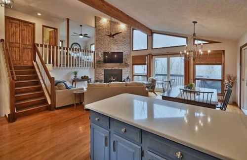East Stroudsburg Cabina | Summit Lodge in The Poconos - Hot Tub