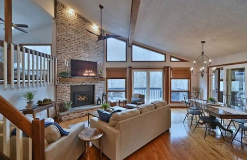 East Stroudsburg Cabina | Summit Lodge in The Poconos - Hot Tub