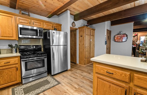 Summit Estates Cabina | Summit Mountain Lodge - Amazing location near Snow Summit! Hot Tub, Game Room, BBQ, Walk to Slopes