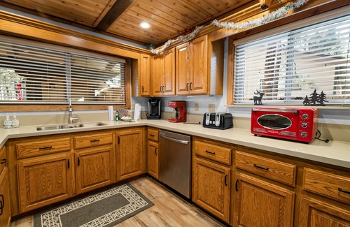 Summit Estates Cabina | Summit Mountain Lodge - Amazing location near Snow Summit! Hot Tub, Game Room, BBQ, Walk to Slopes