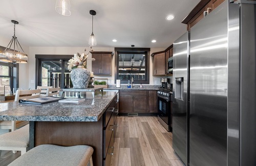 Lead Casa | Summit Sunset, pet friendly! Hot Tub, Pool access, paved roads, luxury finishes