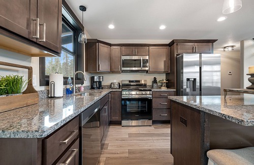 Lead Casa | Summit Sunset, pet friendly! Hot Tub, Pool access, paved roads, luxury finishes