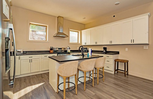 Gatlinburg - Pigeon Forge Cabina | SummitTrailRetr: Indoor Pool, Spectacular Views, Theater, Games, Hot Tub, Wifi