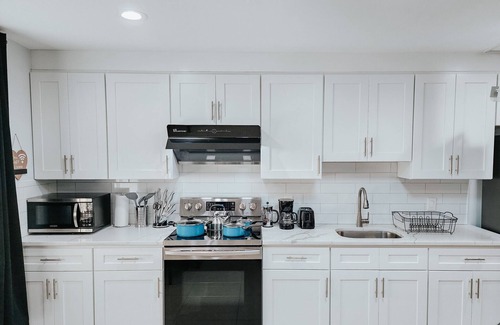 Center City Apartamento | Sun / 3 King Beds / 2 Free Driveway Parking