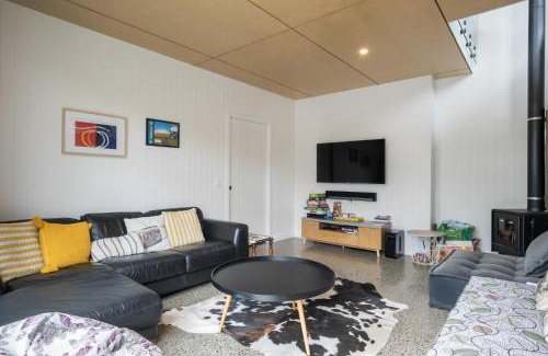 Waikanae Casa | Sun and Serenity - Waikanae Beach Holiday Home