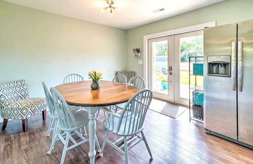 Kings Grant Casa | Sun-Dappled Getaway in Wilmington w/ Fire Pit