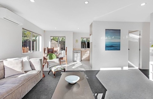 Auckland Casa | Sun Drenched Comfort close to City Center - 4BR 2BA
