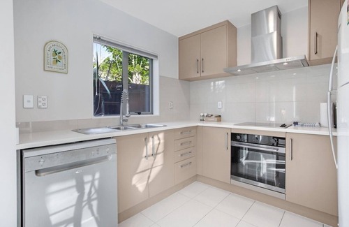 Auckland Casa | Sun Drenched Comfort close to City Center - 4BR 2BA