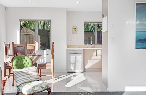 Auckland Casa | Sun Drenched Comfort close to City Center - 4BR 2BA