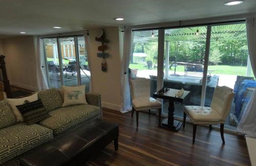 Monticello Casa | Sun Drenched Lakefront Cove