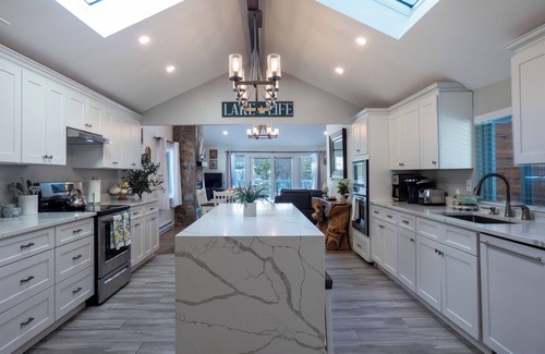 Monticello Casa | Sun Drenched Lakefront Cove