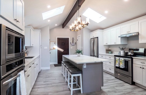 Monticello Casa | Sun Drenched Lakefront Cove