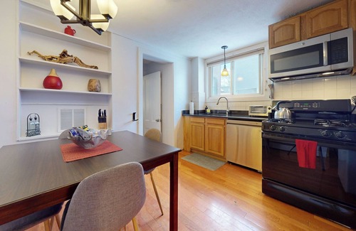 Brookline Apartamento | Sun-filled 1 bed, 1 bath in Brookline Village