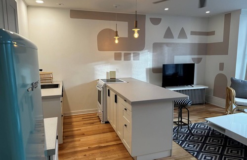 Decorah Apartamento | Sun-Filled 1 Bedroom Overlooking Water Street - No Cleaning Fee