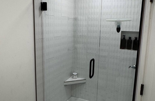 Decorah Apartamento | Sun-Filled 1 Bedroom Overlooking Water Street - No Cleaning Fee