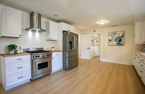 Fair Oaks Casa | Sun-Filled 4-bedroom house with AC in Menlo Park.