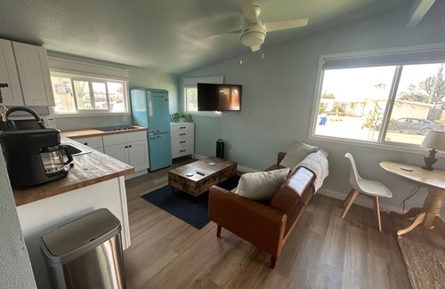 Imperial Beach Apartamento | Sun drenched Beach retreat in quiet walkable pet friendly neighborhood!!