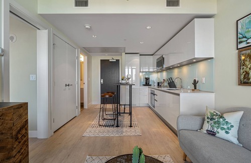 Beltline Condominio | Sun-filled Condominium with in-door Parking and Gym