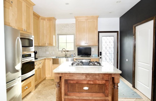MacGregor Casa | Sun-Filled Home Away from Home