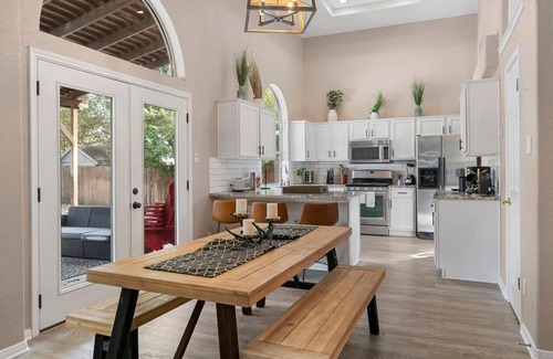 Round Rock Casa | Sun Filled Home W Gorgeous Pool HotTub Gameroom