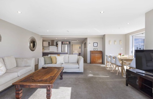 Mount Maunganui Apartamento | Sun filled & Spacious with Ocean Views & beach