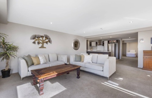 Mount Maunganui Apartamento | Sun filled & Spacious with Ocean Views & beach