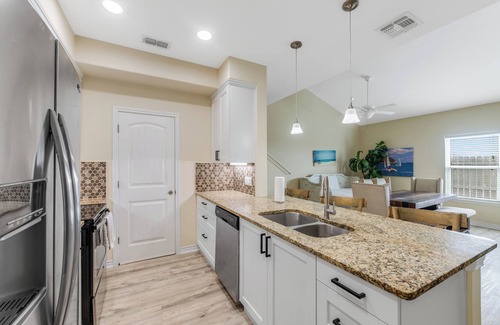 Corpus Christi Casa | Sun & Fun Condo: Pool, Playground, Room for All!