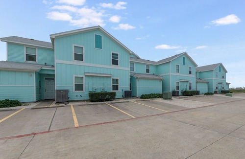 Corpus Christi Casa | Sun & Fun Condo: Pool, Playground, Room for All!