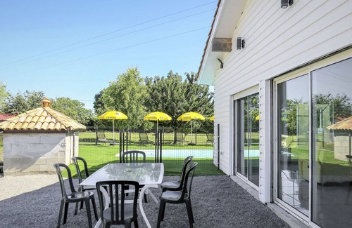 Civrac-en-Medoc Casa | Sun House by Interhome