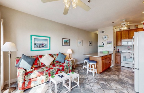 Hatteras Condominio | Sun-kissed beachfront condo with central AC, pool/hot tub access