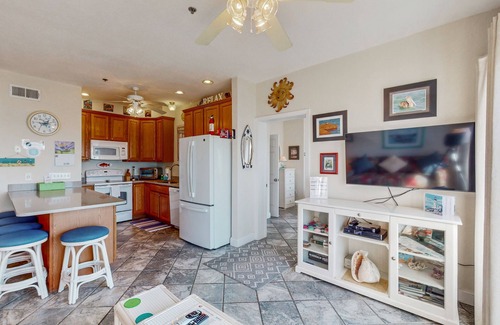 Hatteras Condominio | Sun-kissed beachfront condo with central AC, pool/hot tub access