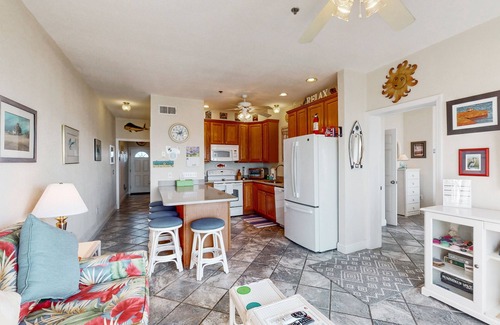 Hatteras Condominio | Sun-kissed beachfront condo with central AC, pool/hot tub access