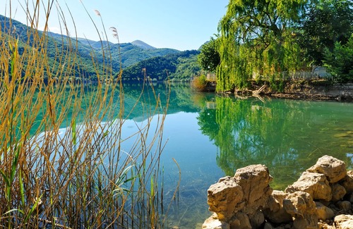 Scanno Casa | Casa de vacaciones bañada por el sol en Scanno con terraza