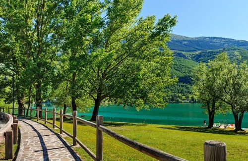 Scanno Casa | Casa de vacaciones bañada por el sol en Scanno con terraza