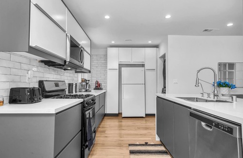 Woodland Hills Casa | Sun Kissed Home, Secluded Backyard, BBQ, Parking
