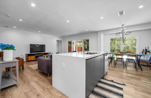 Woodland Hills Casa | Sun Kissed Home, Secluded Backyard, BBQ, Parking