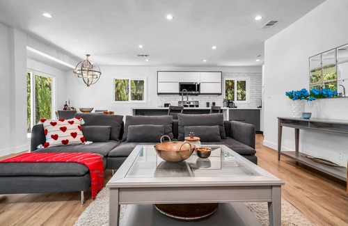 Woodland Hills Casa | Sun Kissed Home, Secluded Backyard, BBQ, Parking