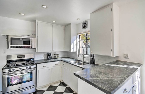 F. Q. Story Casa | Sun-Lit Phoenix Gem: Backyard Entertainment Patio!