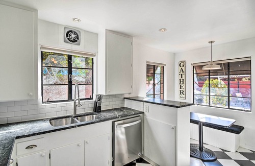 F. Q. Story Casa | Sun-Lit Phoenix Gem: Backyard Entertainment Patio!