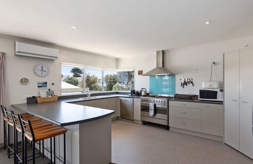 Paraparaumu Cabaña | Sun on Seaview - Paraparaumu Beach Holiday Home