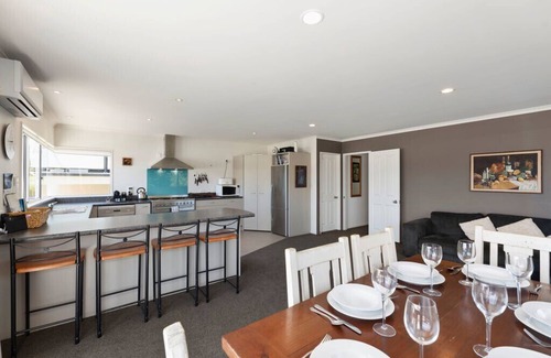 Paraparaumu Cabaña | Sun on Seaview - Paraparaumu Beach Holiday Home