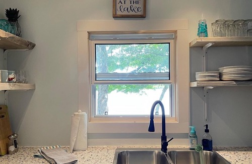 Rideau Lakes Cabaña | Sun on the Brow Cottages 🛶 Breezy Cottage