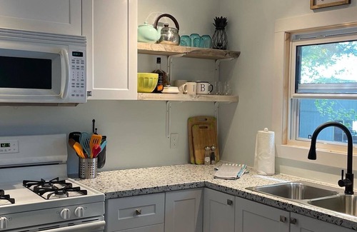 Rideau Lakes Cabaña | Sun on the Brow Cottages 🛶 Breezy Cottage