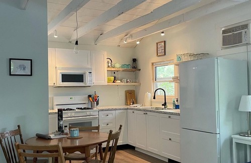 Rideau Lakes Cabaña | Sun on the Brow Cottages 🛶 Breezy Cottage