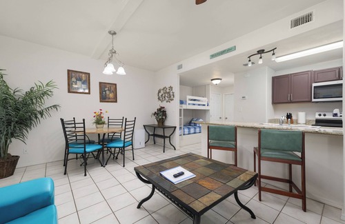South Padre Island Condominio | Sun Ray #1B - Pet Friendly, 3min Walk to Beach
