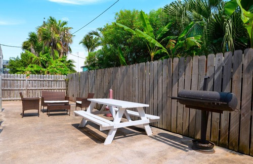 South Padre Island Condominio | Sun Ray #1B - Pet Friendly, 3min Walk to Beach
