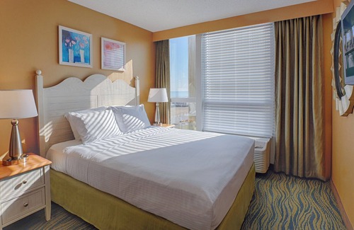 Northeast Virginia Beach Complejo | Sun, Sand, and Surf! 2 Great Units with Full Kitchen, Oceanfront, Pool