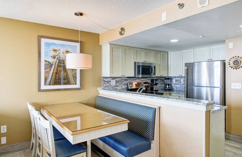 Northeast Virginia Beach Complejo | Sun, Sand, and Surf! 2 Great Units with Full Kitchen, Oceanfront, Pool