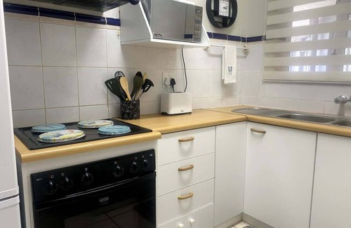 Fish Hoek Apartamento | Sun, Sea & Sand | Beachfront Stay w/ Garage